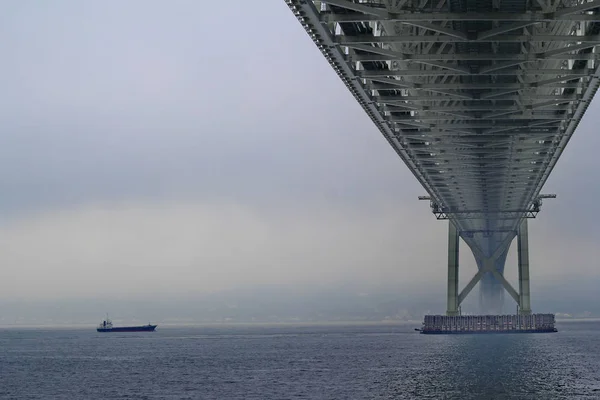 Ponte Akashi Kaikyo estende-se pelo Mar do Mar Interior. Foco seletivo . — Fotografia de Stock