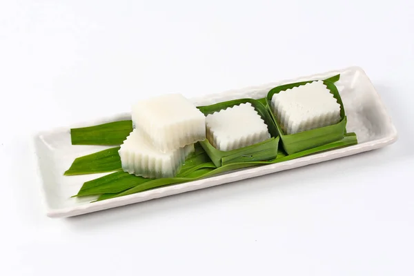 Hazır Hindistan cevizi sütü jöle muz yaprak içinde hizmet .