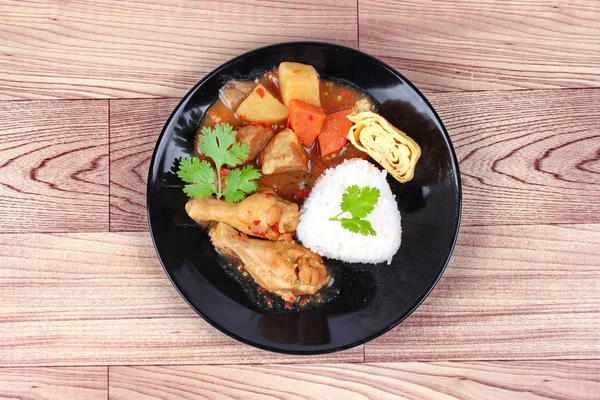 Arroz con pollo hervido, tortilla rematada con curr amarillo japonés — Foto de Stock