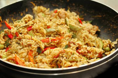 Yeşil köri ile karışık et pişirme, kızarmış Yasemin pirinç. 