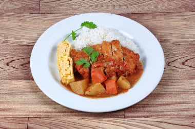 Pirinç kızarmış domuz eti ile omlet rulo Japon sarı köri tepesinde. .