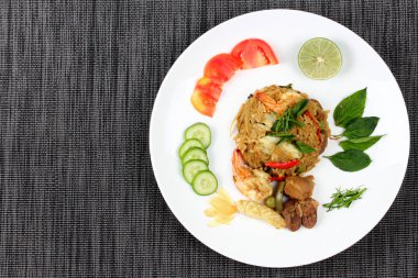 Yasemin kızarmış pirinç karışık et ile yeşil köri. 