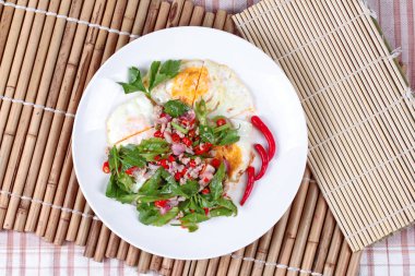 Tay gıda, kızarmış yumurta baharatlı kanat fasulye domuz eti ile tepesinde.