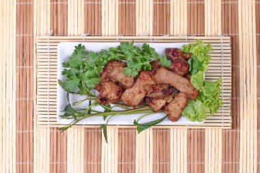 Karışık ot soslu ızgara domuz eti servis .