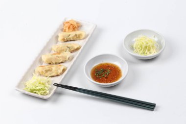 Japonca domuz eti ve lahana ile doldurma un sosu buğulama..