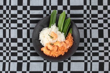 Yapışkan pirinç tavada kızartılmış rendelenmiş hindistan cevizi ile karides