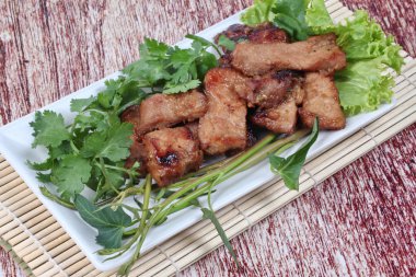 Portre, karışık ot soslu ızgara domuz eti servis .