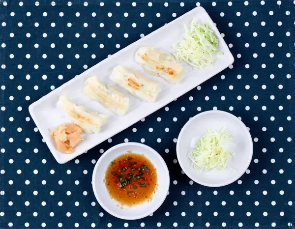 日本語は餃子と豚肉と春キャベツの詰め物小麦粉を蒸し. — ストック写真