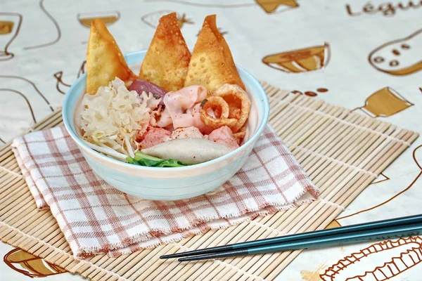 Fideos tailandeses con sopa rosa llamada Yen Ta Fo  . — Foto de Stock