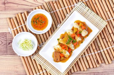 Buğulanmış doldurma un şal domuz eti ve lahana sarı köri tepesinde