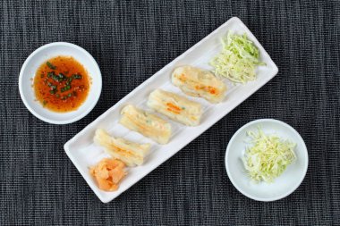 Japonca domuz eti ve lahana ile doldurma un sosu buğulama..