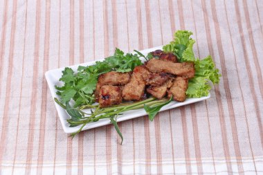 Karışık ot soslu ızgara domuz eti servis .