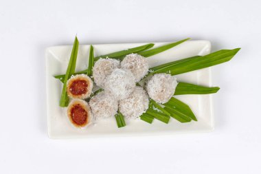 Buharda pişmiş un kıyılmış Hindistan cevizi ile şal tatlı püresi Hindistan cevizi .