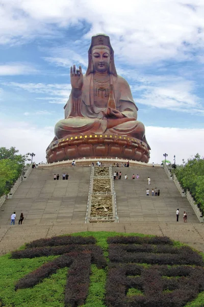 Mnoho turistů navštívit velký Buddha Kuan-jin, Xiqiao hill, Čína. — Stock fotografie
