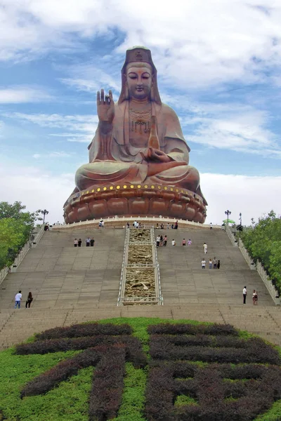 Birçok turist ziyaret büyük Buda, Guanyin, Xiqiao tepe, Çin.