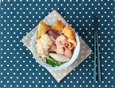 Tay noodle pembe çorba ile Yen Ta Fo denilen .