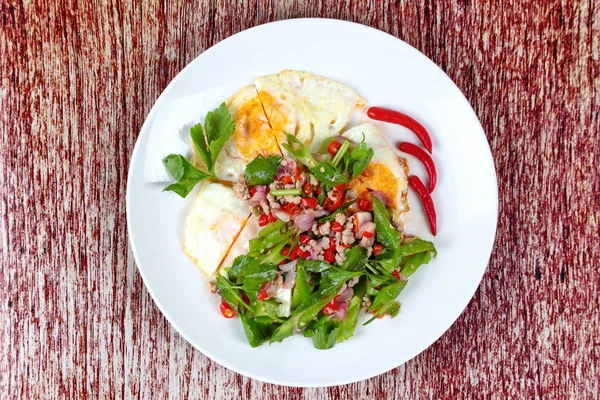 Tay gıda, kızarmış yumurta baharatlı kanat fasulye domuz eti ile tepesinde. — Stok fotoğraf