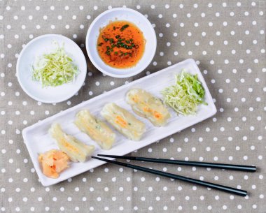 Japonca domuz eti ve lahana ile doldurma un sosu buğulama..