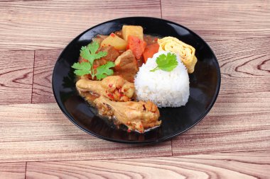 Pilav tavuk haşlanmış, omlet rulo Japon sarı PB tepesinde
