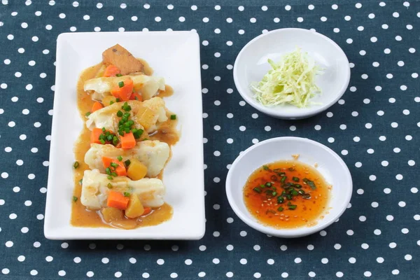 Harina de relleno al vapor envolver cerdo y repollo cubierto de curry amarillo — Foto de Stock