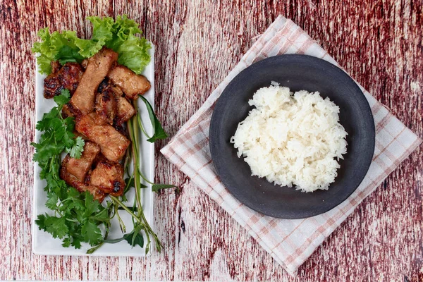 Daging babi panggang dengan campuran herbal disajikan beras lengket  . — Stok Foto