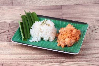 Yapışkan pirinç tavada kızartılmış rendelenmiş hindistan cevizi ile karides