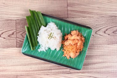 Yapışkan pirinç tavada kızartılmış rendelenmiş hindistan cevizi ile karides