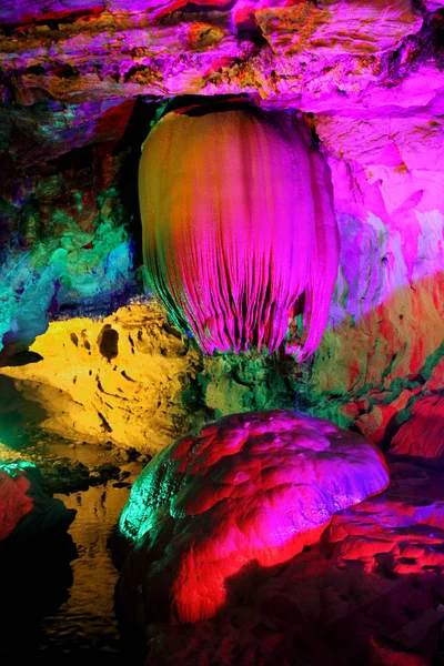 Réflexion colorée et béatifique de la piscine dans la grotte de Paya Dragon . — Photo