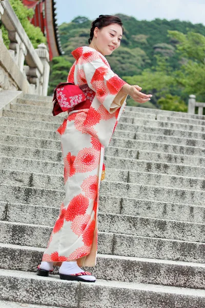 Women's kimonos post for photo within Fushimi Inari shrine — Stock Photo, Image