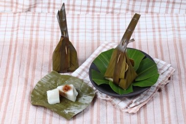 Buharda pişmiş un şal tatlı püresi Hindistan cevizi Khanom Sai Sii