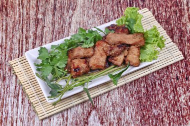 Karışık ot soslu ızgara domuz eti servis .