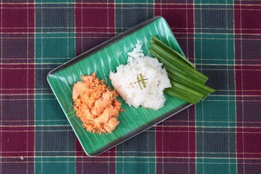 Yapışkan pirinç tavada kızartılmış rendelenmiş hindistan cevizi ile karides