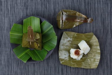 Buharda pişmiş un şal tatlı püresi Hindistan cevizi Khanom Sai Sii