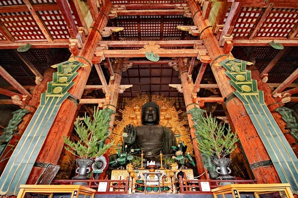 Gran imagen de Buda en la sala de madera del templo de Todiji  . — Foto de Stock