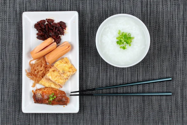 Pappa di riso servita con salsiccia, vongole, ravanello, omelette e sgombro — Foto Stock