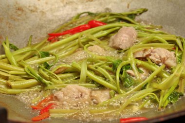 Mantar ve sabah baharatlı kızarmış kar mantar glor pişirme, Tayland