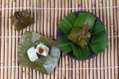 Buharda pişmiş un şal tatlı püresi Hindistan cevizi Khanom Sai Sii