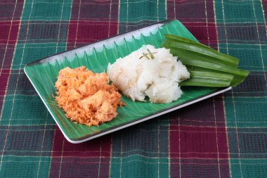 Yapışkan pirinç tavada kızartılmış rendelenmiş hindistan cevizi ile karides