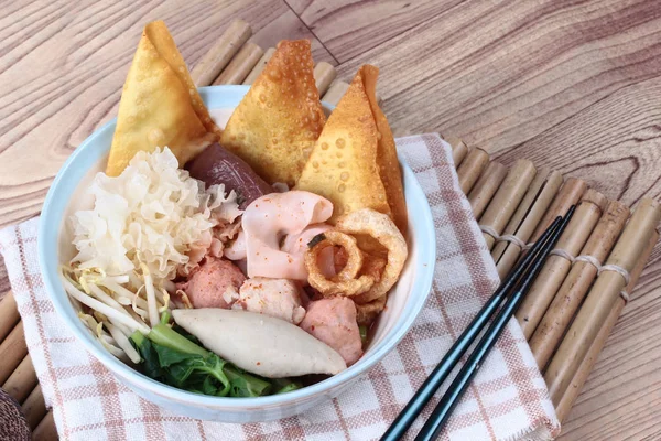 Nouilles thaïlandaises à la soupe rose appelée Yen Ta Fo  . — Photo