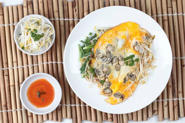 Oyster omelette avec herbe appeler Hoi Tod Khai en thaï  . — Photo