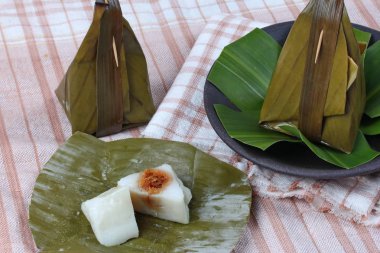 Buharda pişmiş un şal tatlı püresi Hindistan cevizi Khanom Sai Sii