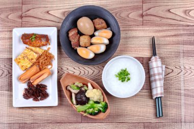 Pirinç yulaf çorbası sosisli, sebze kızarmış ve haşlanmış yumurta Komposto.