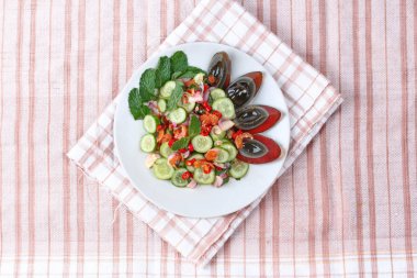 Kurutulmuş karides ve korunmuş yumurta baharatlı salatalık salatası.