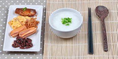 Sosis, istiridye, turp, omlet ve mackere ile pirinç yulaf çorbası servis