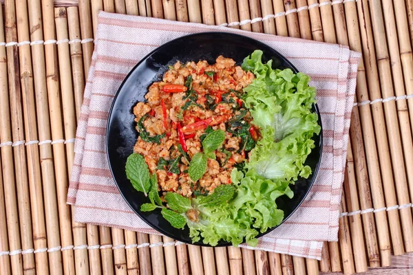 Gebratenes würziges Basilikum mit Schweinehack garniert Salat. — Stockfoto