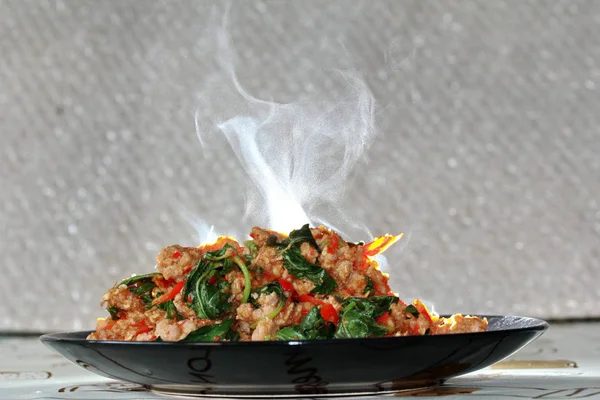 Aroma kokusu kızarmış baharatlı fesleğen kıyılmış domuz tepesinde marul ile.