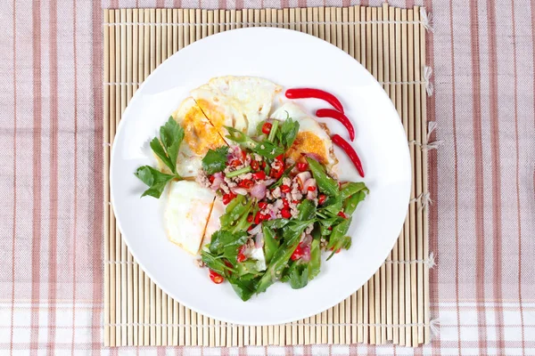 Tay gıda, kızarmış yumurta baharatlı kanat fasulye domuz eti ile tepesinde. — Stok fotoğraf