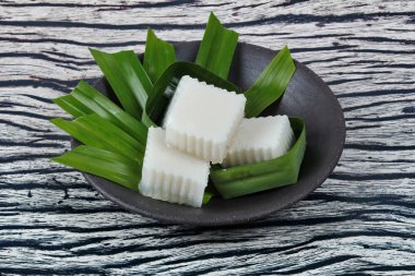 Hazır Hindistan cevizi sütü jöle muz yaprak içinde hizmet .