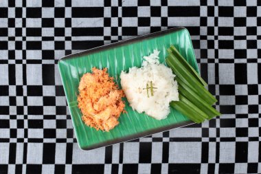 Yapışkan pirinç tavada kızartılmış rendelenmiş hindistan cevizi ile karides