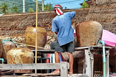 Köylü beraberlik tuzlu su kaynatın için eski tuz kuyudan.